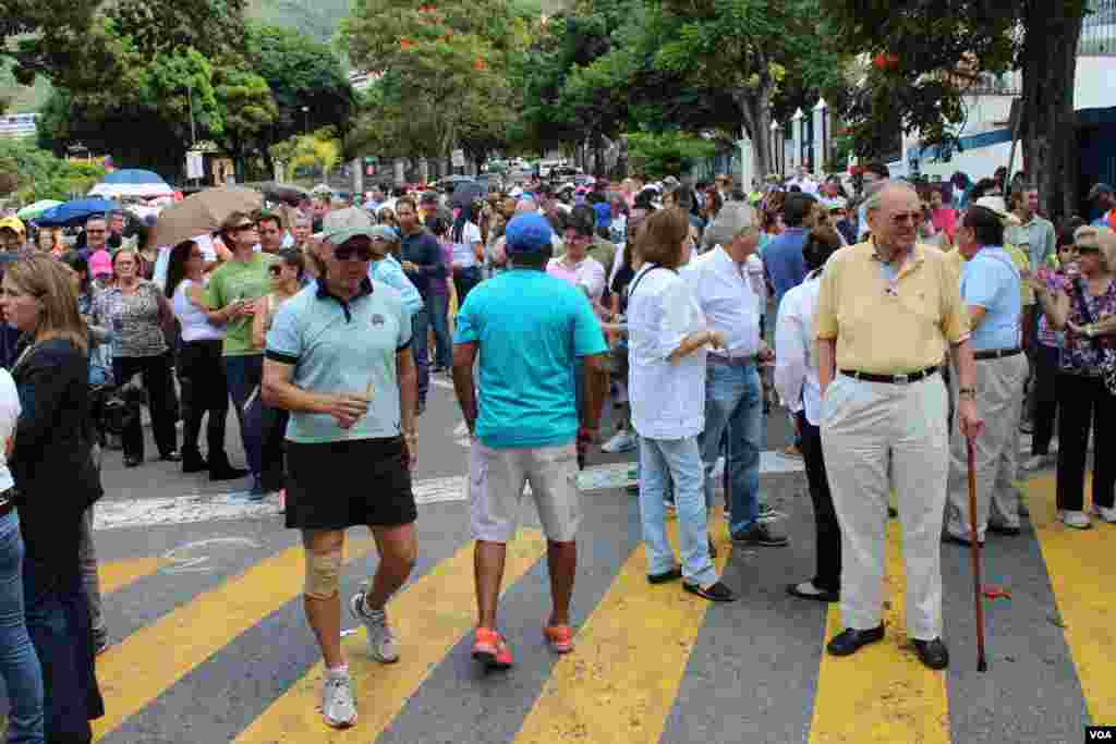 Desde muy temprano los venezolanos salieron a las urnas en Caracas donde se viene desarrollando el proceso electoral con normalidad. [Foto: Iscar Blanco, VOA]