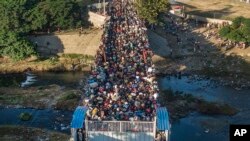 Haitianos esperan cruzar la frontera entre República Dominicana y Haití en Dajanon, República Dominicana, el 19 de noviembre de 2021.