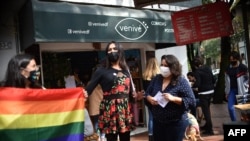 Wakil terpilih Maria Clemente Garcia (tengah), wanita transgender pertama yang terpilih di Meksiko, bersiap sebelum memulai aktivitasnya di Mexico City, 25 Juni 2021. (RODRIGO ARANGUA / AFP)