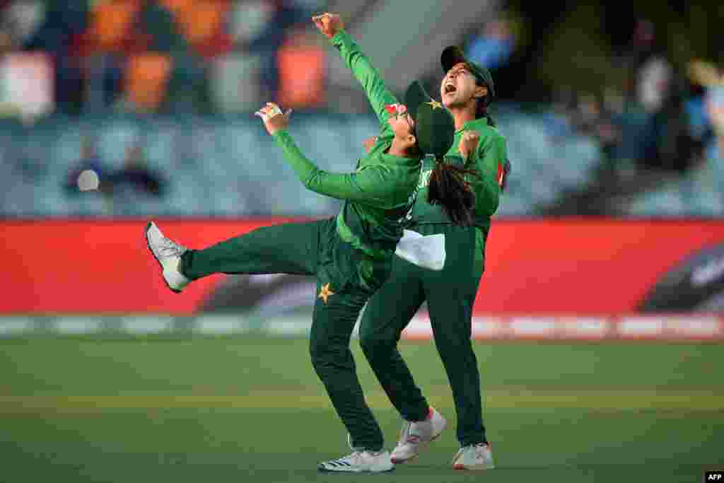 ویسٹ انڈیز کی کھلاڑی لی این کربے کے آؤٹ ہونے پر منیبہ علی اور عمائمہ سہیل خوشی کا اظہار کر رہی ہیں۔