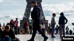 یک افسر پلیس فرانسه در حال گشت‌زنی در میدان تروکادرو در نزدیکی برج ایفل (۲۳ مهر ۱۴۰۲)