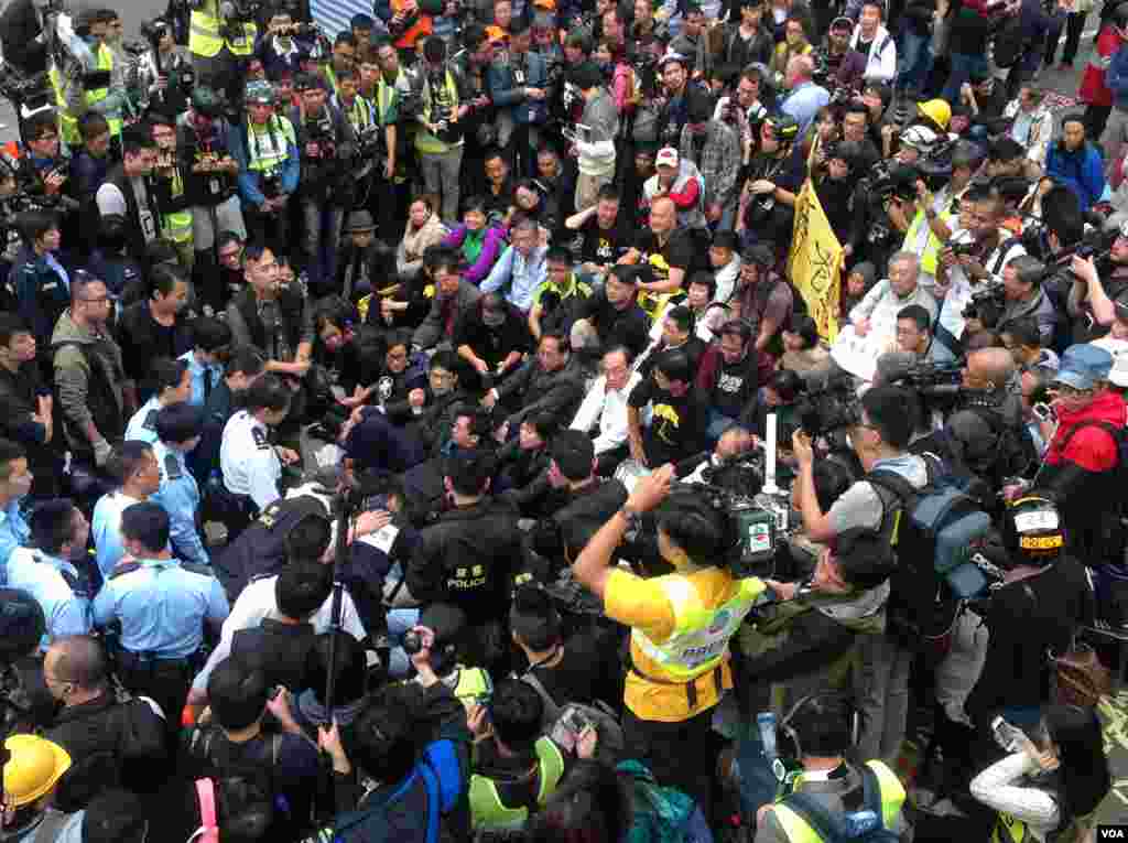 香港警方12月11日全面清场金钟占领区（美国之音海彦拍摄）