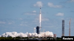 Un cohete SpaceX Falcon 9 con una tripulación multinacional de cuatro astronautas despega el 5 de octubre de 2022 desde el Centro Espacial Kennedy en Cabo Cañaveral, Florida, hacia la Estación Espacial Internacional.