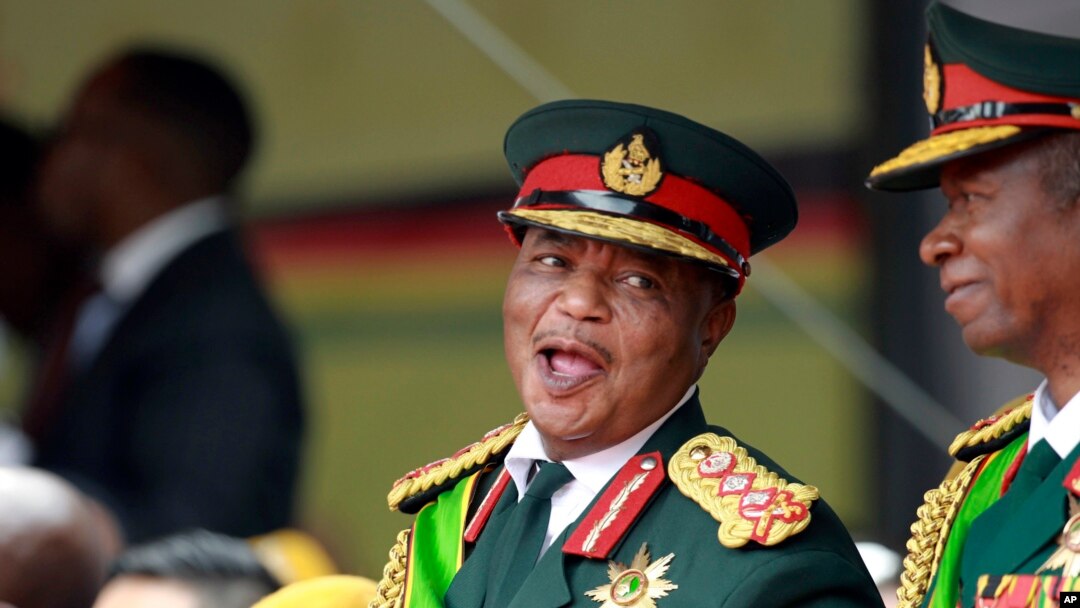 Jenderal Angkatan Darat Constantino Chiwenga tersenyum saat upacara pelantikan presiden di Harare, Zimbabwe, 24 November 2017.