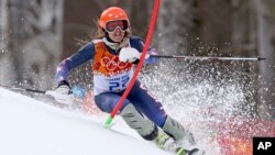 Julia Mancuso de Estados Unidos esquía para ganar el bronce en el supercombinado de Sochi, que ganó la alemana Maria Riesch.