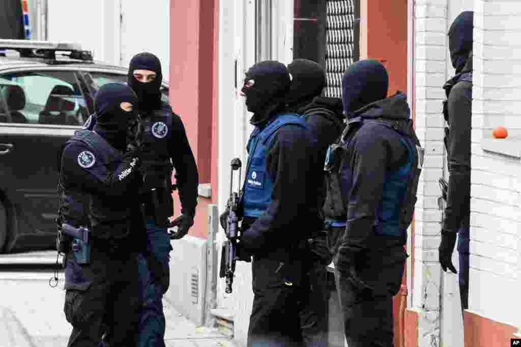 &#39;Yan sanda cikin damara a unguwar Molenbeek ta Brussels a Belgium, Litinin 16 Nuwamba 2015, inda&nbsp; a yanzu haka &#39;yan sandan ke kai sumame cikin wasu gidaje na wannan unguwar da mafi yawan Musulmi na kasar ke zaune ciki.
