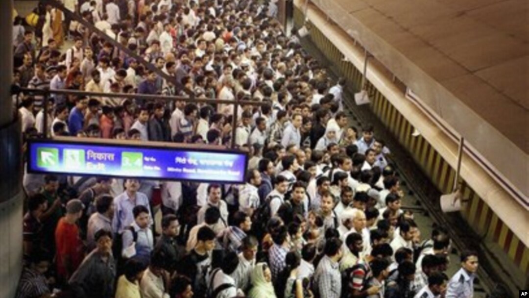Para penumpang berjubel menunggu kereta api di New Delhi, India (30/7). Listrik padam di India Utara mengakibatkan kekacuan dalam pengaturan lalu lintas dan menghentikan layanan publik seperti rumah sakit dan jaringan transportasi umum.