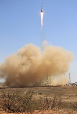 Roket kargo Soyuz FG Rusia meluncur dari kosmodrom Baikonur Kazakhistan yang disewa Rusia, 22 Juli 2012 dengan satelit Kanopus-V dan MKA-FKI Rusia, BKA Belarus, TET-1 Jerman dan ADS-1B Kanada. (Foto: AFP)