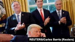 Donald Trump, u prisustvu državnog sekretara Pompea, savjetnika Jareda Kushnera i zvaničnika Savjeta za nacionalnu bezbjednost Roberta O'Briana, tokom razgovora sa liderima Sudana i Izraela (Foto: REUTERS/Carlos Barria)