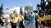 活动人士在加州首府萨克拉门托议会外举行集会，支持医生协助临终病患死亡（2015年9月24日)