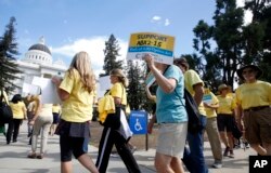 在加州圣克莱门托议会外，活动人士集会支持医生协助末期病患结束生命(2015年9月24日 资料图片)