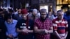 امریکی مسلمان نیویارک کی ایک شاہراہ پر نمازِ مغرب ادا کر رہے ہیں۔ (فائل فوٹو)