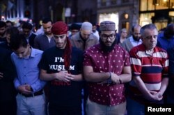 Warga Muslim melakukan shalat Maghrib berjamaah di depan Trump Tower di Manhattan, New York, 1 Juli 2017. (Foto: dok).