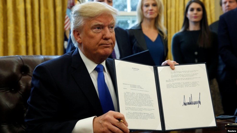 “Vamos a poner muchos trabajadores acereros de regreso a trabajar como lo hacíamos en los viejos tiempos”, dijo Trump a los periodistas mientras firmaba las órdenes en la Casa Blanca.