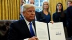 El presidente Donald Trump firmó el martes, 24 de enero, de 2017, en la Casa Blanca, una orden ejecutiva autorizando la construcción del oleoducto Keystone XL.