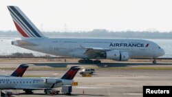 Pesawat Air France mendarat di bandar udara internasional JFK di New York. (Foto: Dok)