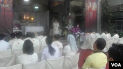 单国玺追思弥撒在布置简单的灵堂举行 (美国之音叶兵拍摄)
