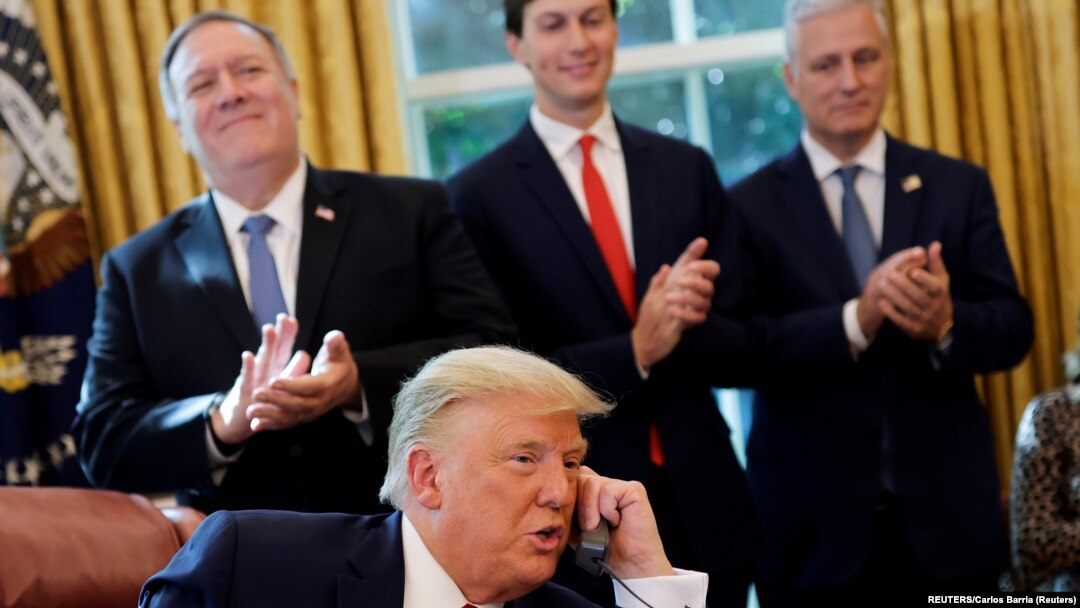 Donald Tramp, u prisustvu državnog sekretara Pompea, savetnika Džareda Kušnera i zvaničnika Saveta za nacionalnu bezbednost Roberta O'Brajena, tokom razgovora sa liiderima Sudana i Izraela (Foto: REUTERS/Carlos Barria)
