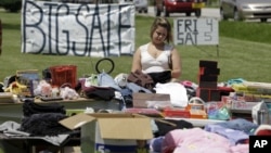 Una compradora trata de encontrar lo que para ella puede ser un "tesoro" en un garaje en Greenfield, Indiana.