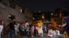 Niños juegan en el barrio de San Agustín durante la tradicional quema de Judas, como parte de las celebraciones de Semana Santa en Caracas, Venezuela, 9 de abril de 2023. REUTERS/Gaby Oraa