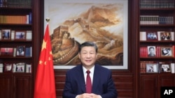 En esta foto difundida el domingo 31 de diciembre de 2023 por la agencia de noticias Xinhua, el presidente chino Xi Jinping ofrece un mensaje de Año Nuevo, en Beijing. (Ju Peng/Xinhua vía AP)