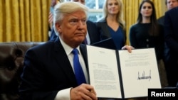 “Vamos a poner muchos trabajadores acereros de regreso a trabajar como lo hacíamos en los viejos tiempos”, dijo Trump a los periodistas mientras firmaba las órdenes en la Casa Blanca.