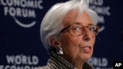 Direktur IMF Christine Lagarde berbicara dalam konferensi pers pertemuan tahunan Forum Ekonomi Dunia di Davos, Swiss, Senin (22/1). 