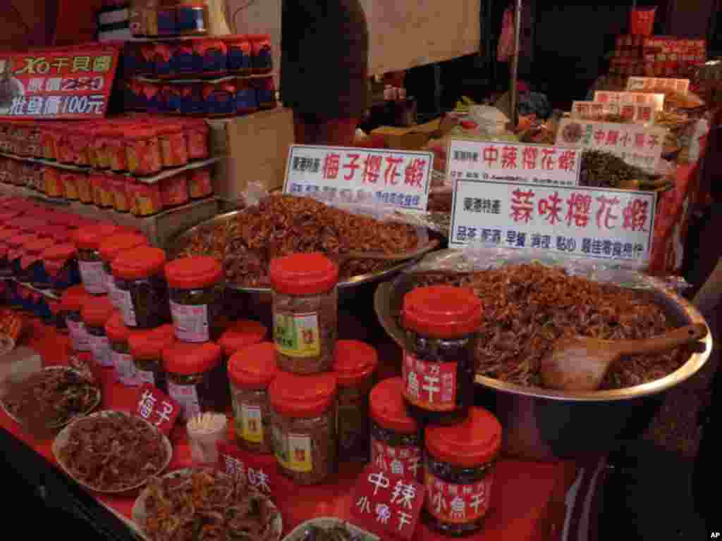台湾鱼产养殖非常发达，鱼制品种类繁多，鱼虾零食普及
