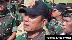 Panglima TNI Jenderal Moeldoko memberikan keterangan kepada wartawan seusai menyaksikan latihan Pasukan Pemukul Reaksi Cepat (PPRC) di Kabupaten Poso, Sulawesi Tengah (31/3). (VOA/Yoanes Litha)