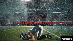Patrick Robinson de los Philadelphia Eagles celebra el triunfo de su equipo en el Super Bowl 52 en Minneapolis, Minnesota. 4 de febrero de 2018.