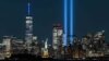 Patung Liberty di New York berhiaskan sinar lampu dalam peringatan 11 September 2021. （ROBERTO SCHMIDT / AFP)