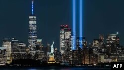 9·11 테러 20주년을 맞은 2021년 9월 11일, 미국 뉴욕 세계무역센터(WTC) 쌍둥이 빌딩이 있던 자리에서 희생자들을 추모하는 '애도의 빛' 광선 두 줄기가 밤하늘을 밝히고 있다. (자료사진)