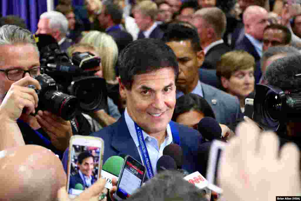 Billionaire Mark Cuban walks through the media filing center at Hofstra University, just prior to the first presidential debate in Hempstead, New York (B. Allen/VOA)