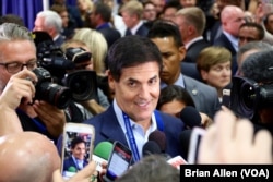 Billionaire Mark Cuban walks through the media filing center at Hofstra University, just prior to the first presidential debate in Hempstead, New York (B. Allen/VOA)