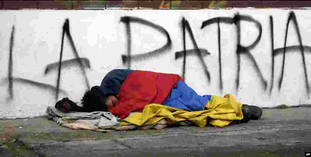 در شهرهای مرزی کلمبیا هزاران مرد و زن آواره از ونزوئلا در خیابان زندگی سختی دارند.&nbsp;
