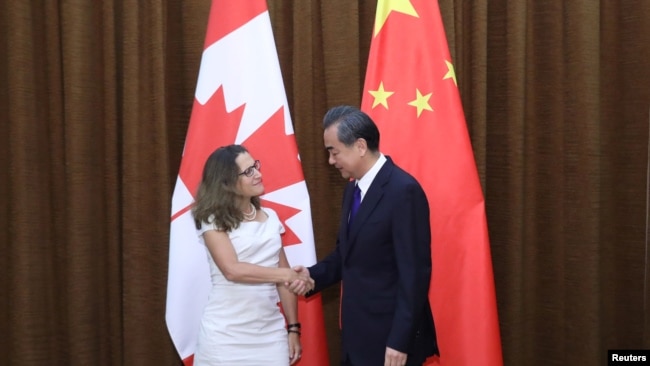 加拿大外长弗里兰2017年8月与中国外长王毅会面（路透社）