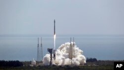 Un cohete Atlas V despegó con suministros para la Estación Espacial Internacional desde Cabo Cañaveral, Florida, EE.UU., el martes, 18 de abril de 2017.