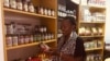 Dans les locaux de la start-up les saveurs de Mam Mum, sa promotrice présente ses produits, à Yaoundé, le 20 avril 2020. (VOA/Emmanuel Jules Ntap)