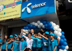 Staf Telenor, perusahaan telekomunikasi Norwegia, di Yangon, Myanmar, Minggu, 26 Oktober 2014. (Foto: AP/Khin Maung Win)