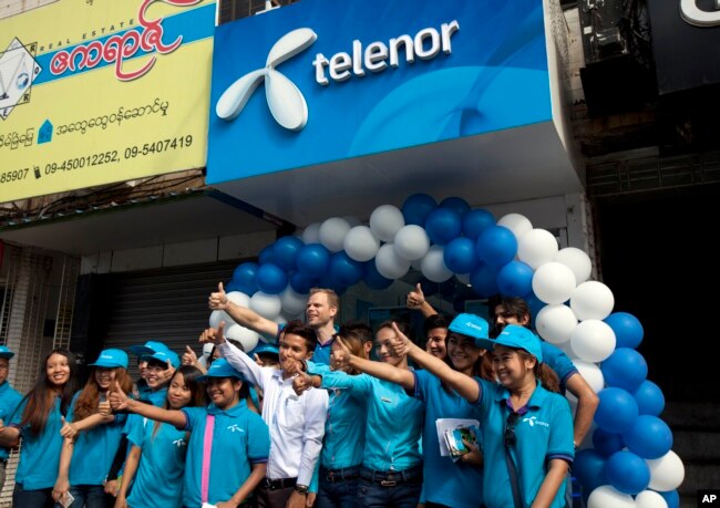 Staf Telenor, perusahaan telekomunikasi Norwegia, di Yangon, Myanmar, Minggu, 26 Oktober 2014. (Foto: AP/Khin Maung Win)