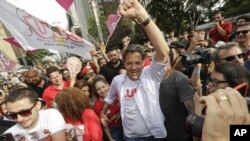 Fernando Haddad, candidato presidencial del Partido de los Trabajadores, saluda a sus simpatizantes durante un acto de campaña en Sao Paulo, Brasil, el domingo 16 de septiembre de 2018.