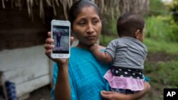 Claudia Maquin (27 tahun) menunjukkan foto putrinya, Jakelin Amei Rosmery Caal Maquin (7 tahun) yang tewas dalam tahanan imigrasi AS (foto: ilustrasi). 
