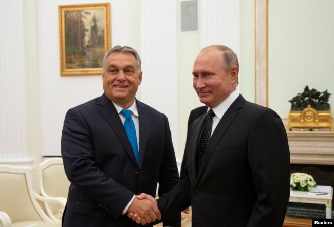 Presiden Rusia Vladimir Putin (kanan) menjabat PM Hungaria Viktor Orban dalam pertemuan di Kremlin, Moskow, Rusia (foto: dok).
