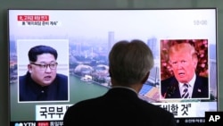 Seorang pria menyaksikan televisi yang menayangkan potret Presiden AS Donald Trump (kanan) dan Pemimpin Korut Kim Jong-un di stasiun kereta api Seoul, Korsel, 16 Mei 2018. 