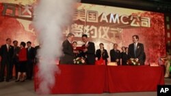 Gerry Lopez, CEO AMC Entertainment (tengah kiri) dan Zhang Lin, wakil pimpinan perusahaan Wanda dalam upacara penandatanganan pembelian jaringan bioskop AS senilai 2,6 miliar dolar di Beijing (21/5).