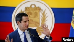 El líder de la oposición venezolana, Juan Guaidó, se dirige a los medios de comunicación el día después de las elecciones regionales y locales, en Caracas, Venezuela, el 22 de noviembre de 2021.