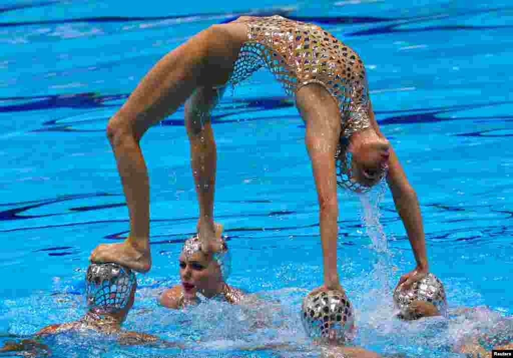 西班牙女子花樣游泳隊在花樣游泳自由自選決賽中表演