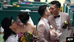 资料照：台湾两对同性伴侣在台北信义区户政事务所登记结婚。（2019年5月24日）