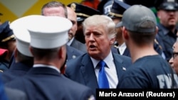 L'ancien président américain Donald Trump visite un commissariat de police lors de la commémoration du 20e anniversaire des attentats du 11 septembre 2001 à New York, New York, États-Unis, le 11 septembre 2021. 