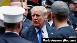 ARCHIVES - L'ancien président américain Donald Trump visite le 17e arrondissement de la police de New York lors de la commémoration du 20e anniversaire des attentats du 11 septembre 2001 à New York (États-Unis), le 11 septembre 2021.